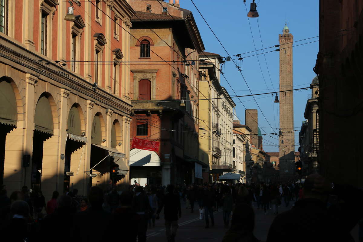 Die „Due Torri“, zwei mittelalterliche Türme, prägen das Bild der historischen Altstadt Bolognas. (Foto: Markus Feilner, CC-BY 2016)